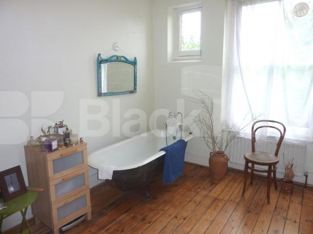 			MUST SEE !!!, 4 Bedroom, 1 bath, 1 reception Flat			 Stapleton Hall Road, FINSBURY PARK N4